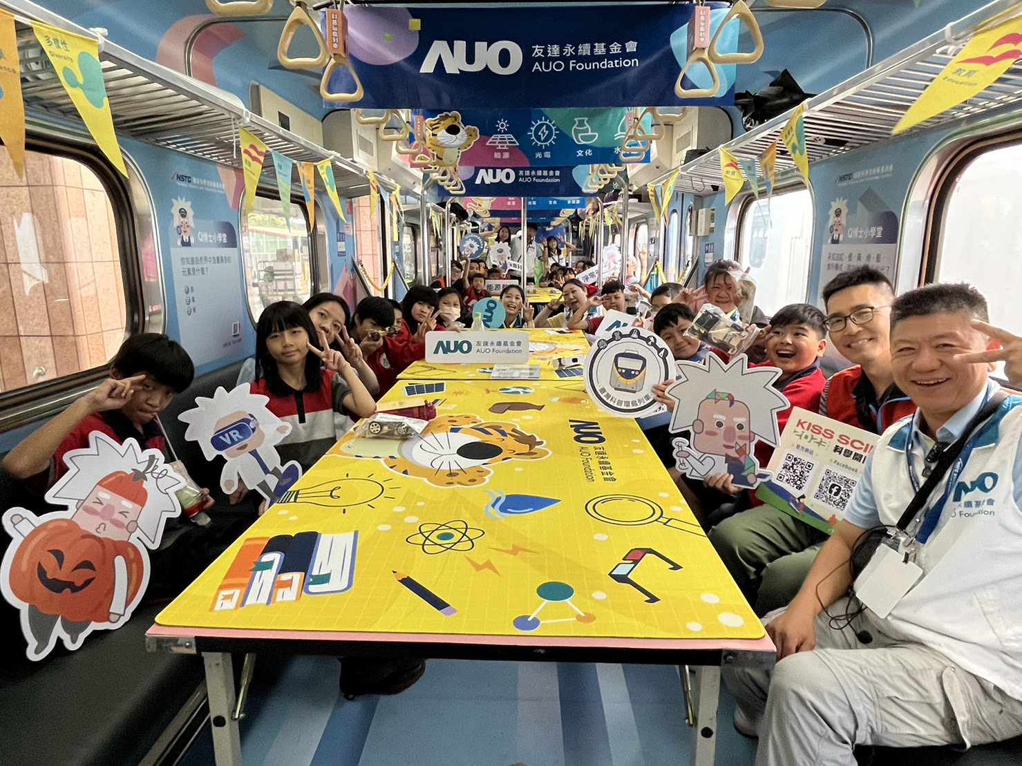 DB真人永續基金會參與「臺灣科普環島列車」，設計基礎科學車廂課程，以「淨零碳排和永續能源」為主題，讓學生透過創意實驗認識淨零知識，以及思考生活中的減碳行為
