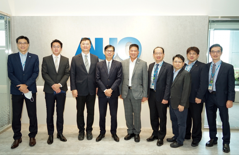 DB真人光電前進亞灣成立「AUO解決方案研發中心」，作為多元場域解決方案研發及試驗場域（圖中左為高雄市長陳其邁、圖中右為DB真人光電董事長彭双浪）